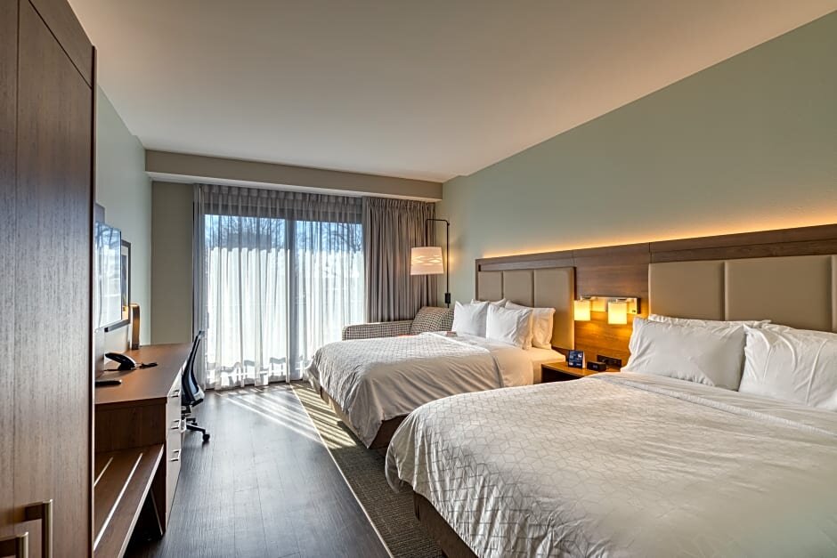 Четырёхместный номер Standard с балконом Holiday Inn Express & Suites - Charlotte - South End, an IHG Hotel
