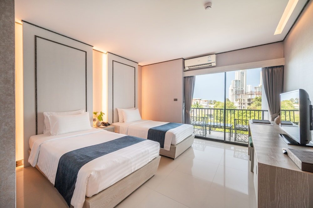 Двухместный номер Superior с балконом Manhattan Pattaya Hotel - SHA Extra Plus