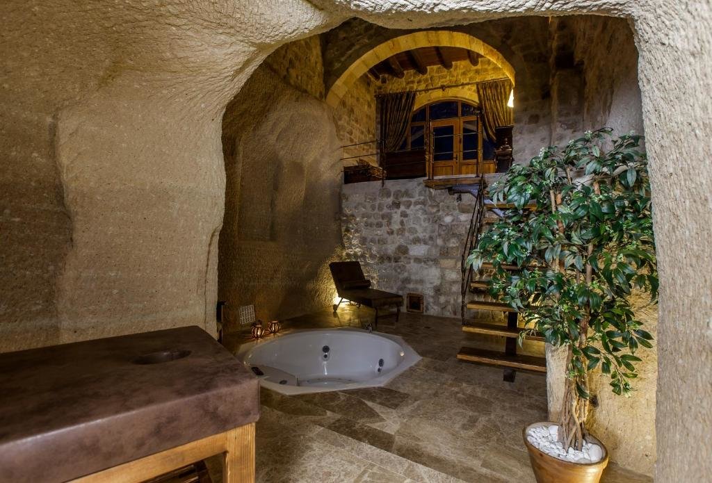 Suite with pool view Yunak Evleri Cappadocia