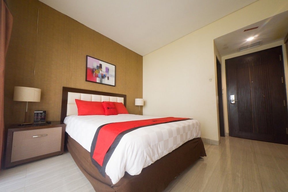 Premium room RedDoorz Plus near Universitas Negeri Makassar 2