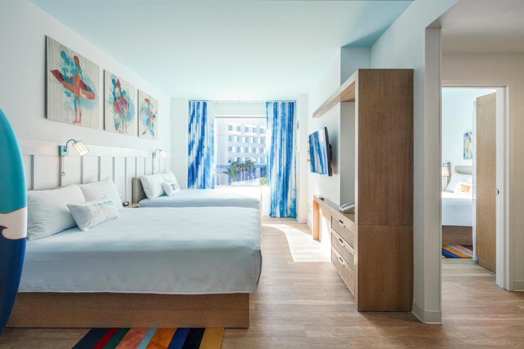 Люкс с 2 комнатами с видом на бассейн Universal's Endless Summer Resort - Surfside Inn and Suites