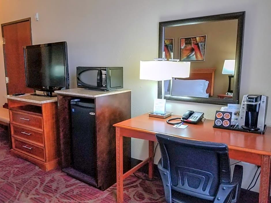 Четырёхместный номер Deluxe Holiday Inn Express Hotel & Suites Orange City - Deltona, an IHG Hotel