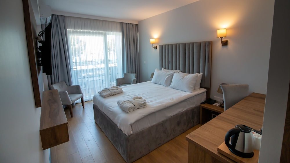 Standard Doppel Zimmer mit Seeblick Lake Li̇fe Hotel