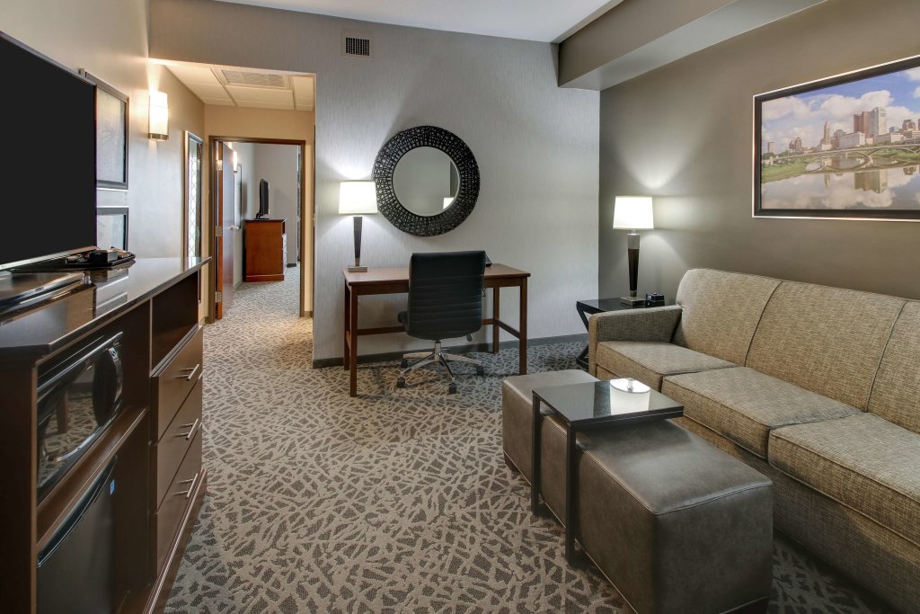 Четырёхместный люкс с 2 комнатами Drury Inn & Suites Cleveland Beachwood
