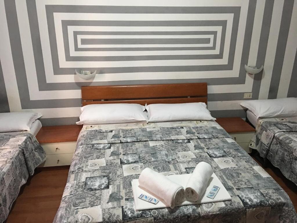 Кровать в общем номере Hi Termini