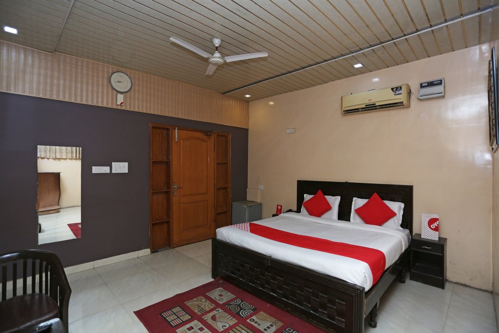 Deluxe room OYO Hotel Madhur Regency