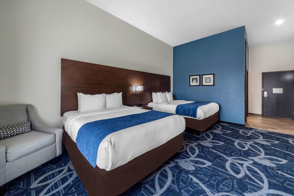 Четырёхместный номер Standard Comfort Inn & Suites Oklahoma City