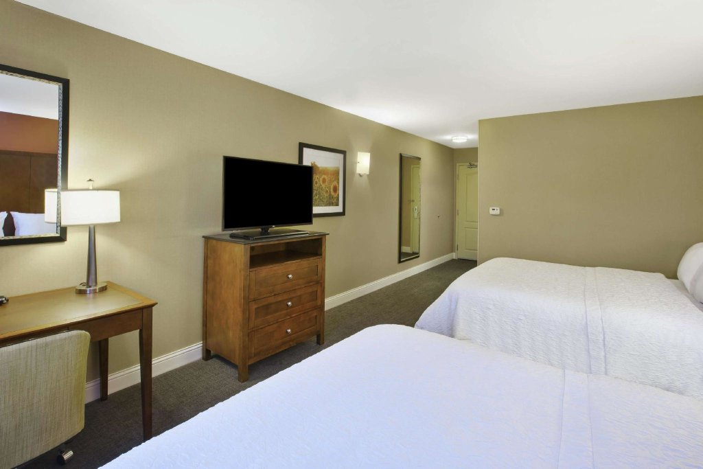 Четырёхместный номер Standard Hampton Inn & Suites Wichita-Northeast