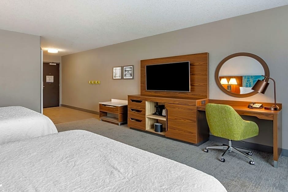 Четырёхместный люкс Hampton Inn & Suites Edmonton/West