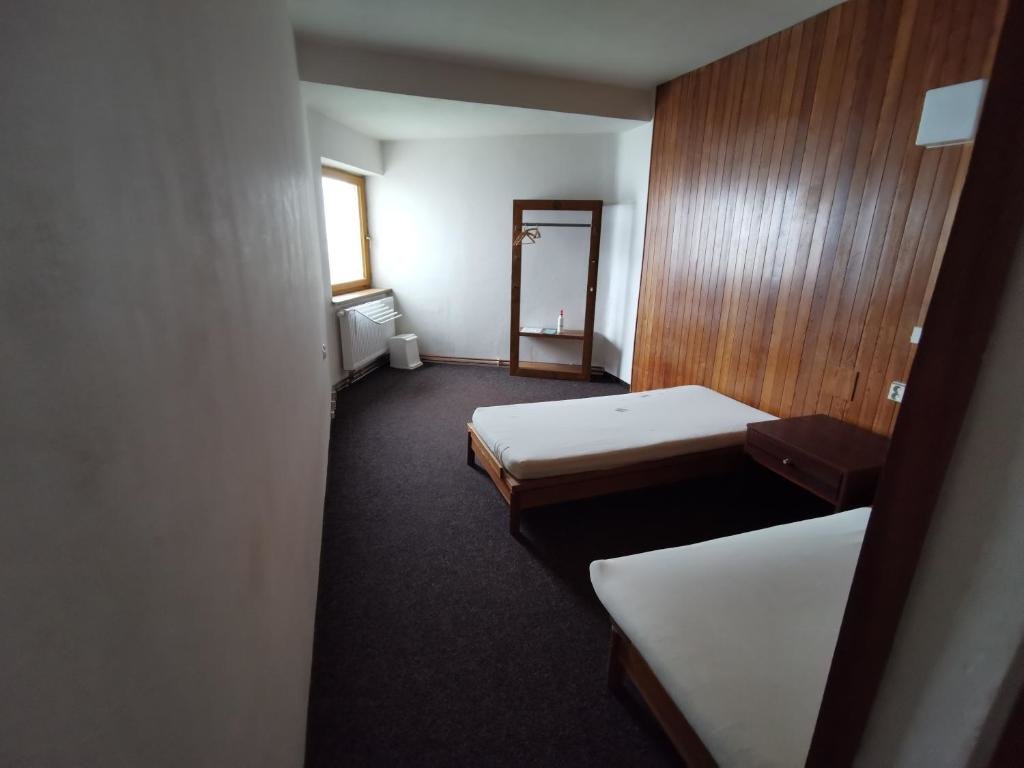 Кровать в общем номере Hotel Labská bouda