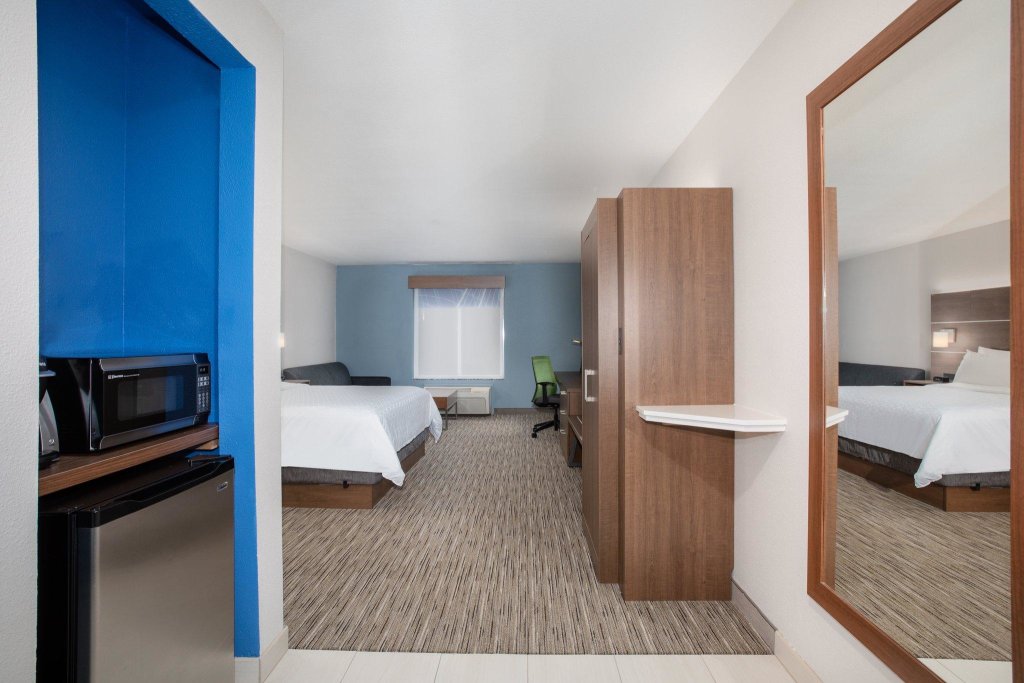 Четырёхместный люкс Holiday Inn Express & Suites Yosemite Park Area, an IHG Hotel