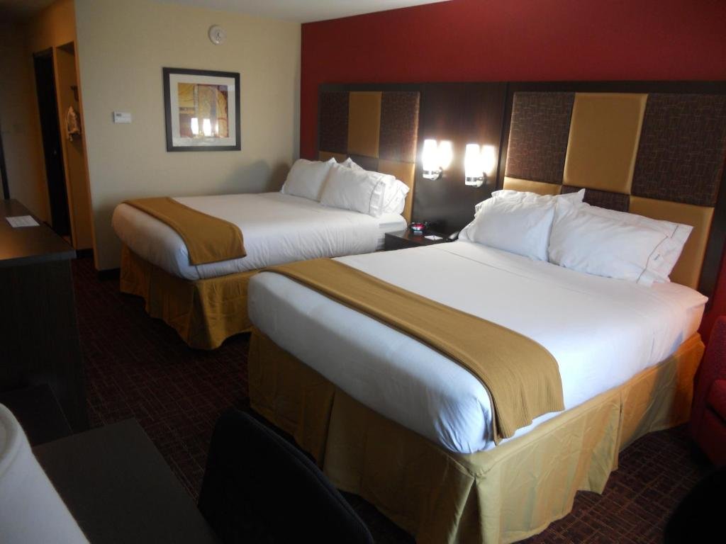 Quadruple suite Holiday Inn Express & Suites Greensburg, an IHG Hotel