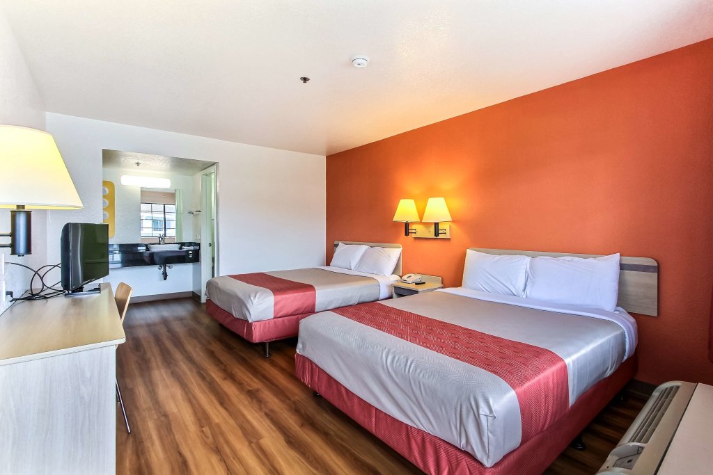 Четырёхместный номер Standard Motel 6-Salinas, CA - North Monterey Area