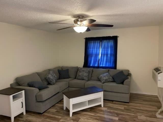 Апартаменты Comfortable downstairs 2 bed next to Fort Sill