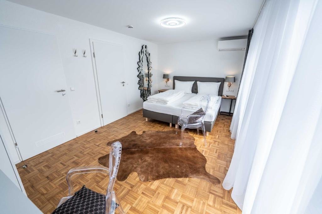Standard Zimmer City Apartments FN L 6 KLIMATISIERT mit Balkon - Deluxe Doppelzimmer