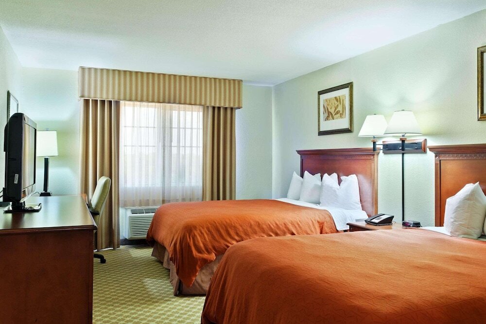 Четырёхместный номер Standard Country Inn & Suites by Radisson, Decatur, IL