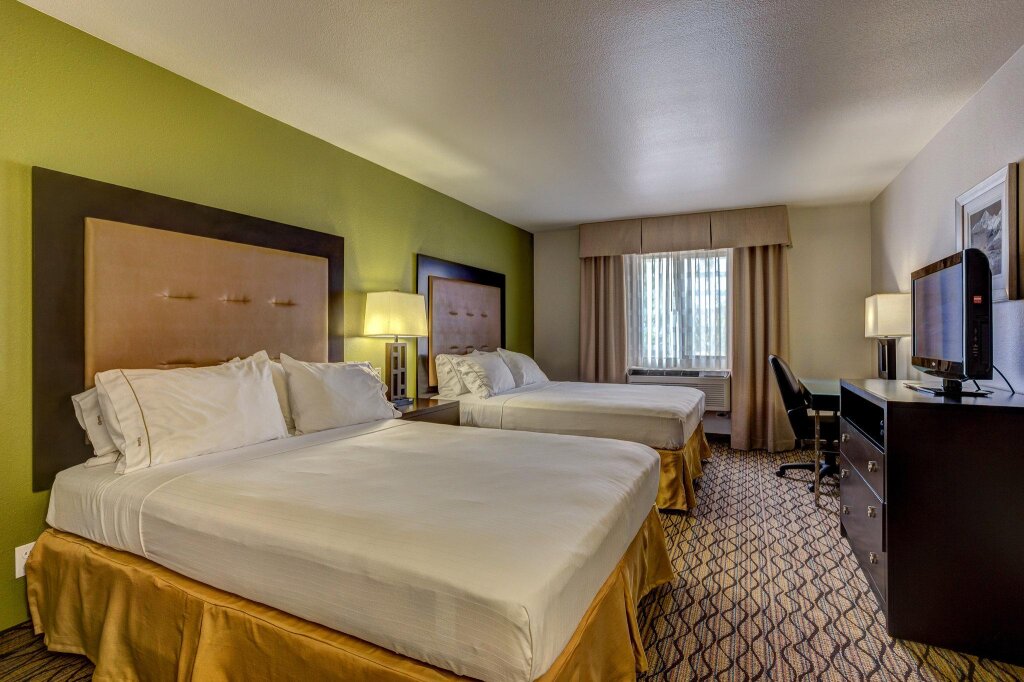 Четырёхместный номер Standard Holiday Inn Express Hotel & Suites Montrose - Black Canyon Area, an IHG Hotel