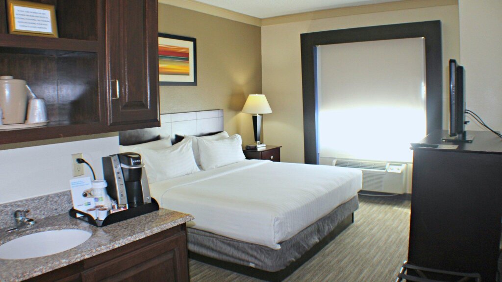 Suite Holiday Inn Express Hotel & Suites Plainview, an IHG Hotel