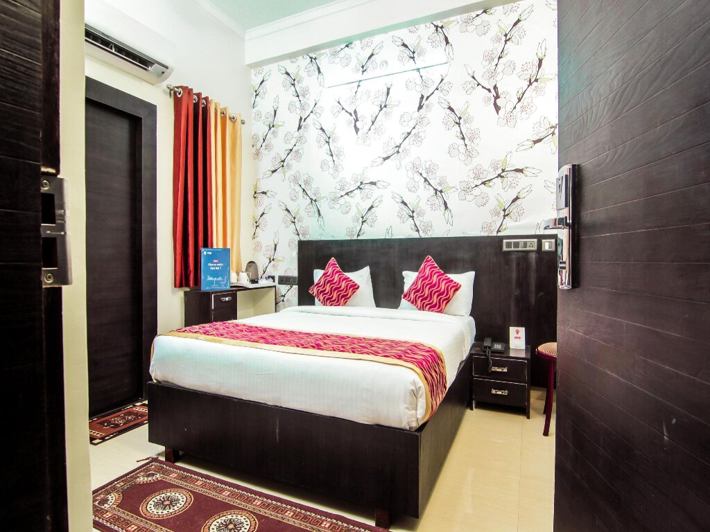 Standard Suite Capital O 8680 Hotel Vaishnavi Inn