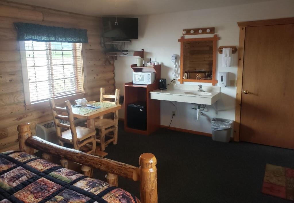 Habitación triple Estándar Wolf Den Log Cabin Motel and RV Park