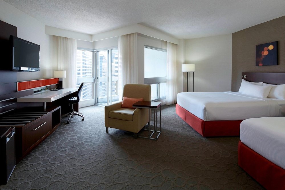 Четырёхместный номер Deluxe с балконом Delta Hotels by Marriott Montreal