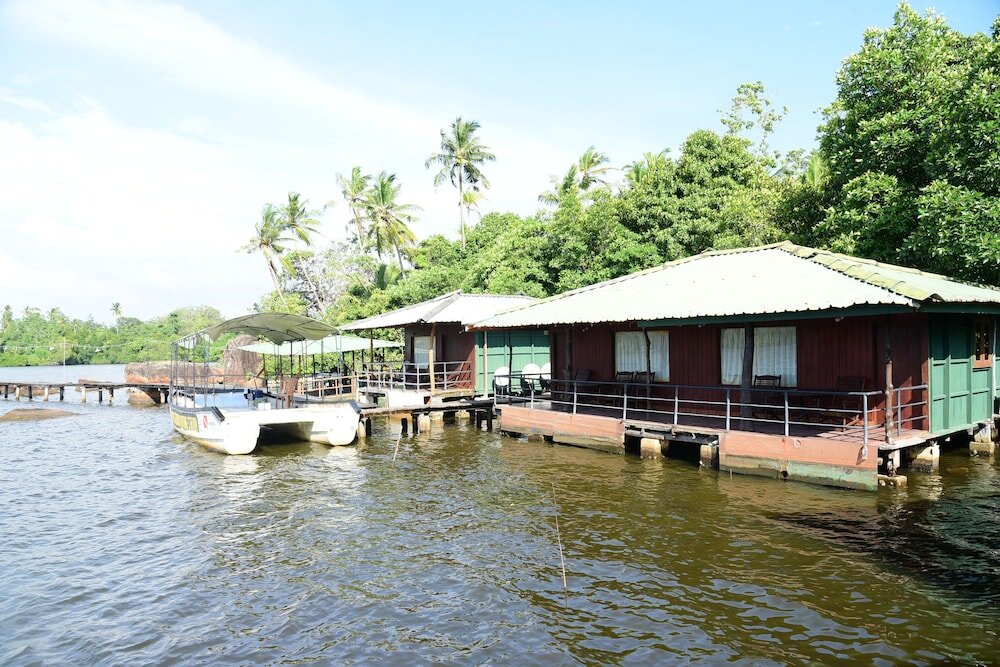 Бунгало Luxury Shiny Lakeside Resort