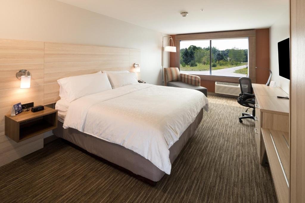 Двухместный номер Standard Holiday Inn Express Hotel & Suites Bay City, an IHG Hotel