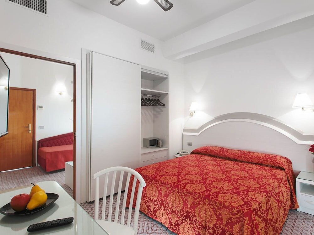 Standard Vierer Zimmer mit Balkon Hotel Caravelle