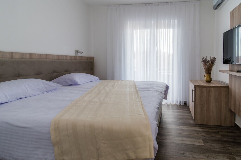 Standard Double room with balcony and with partial sea view Apartments & Rooms Lavanda