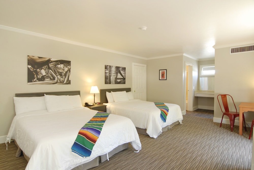 Четырёхместный номер Premium Palm Canyon Hotel and RV Resort