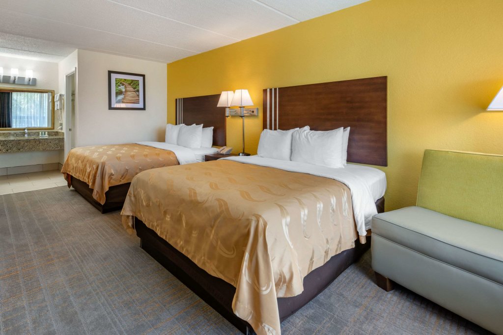 Четырёхместный номер Standard Quality Inn and Suites Riverfront