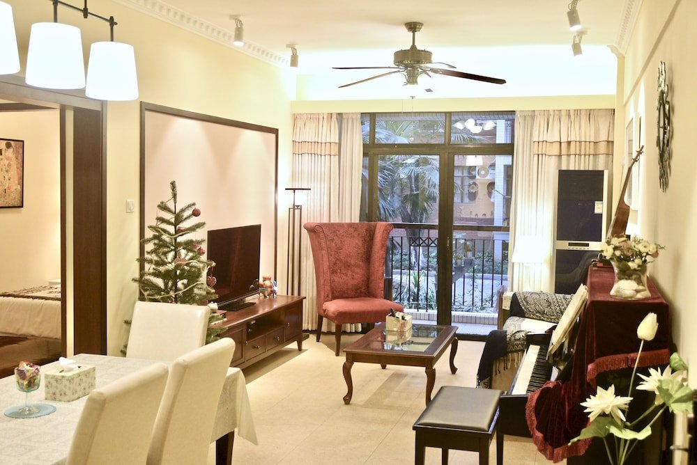 3 Bedrooms Family Suite with balcony and with courtyard view Guangzhou Ardrew Shared Homestay
