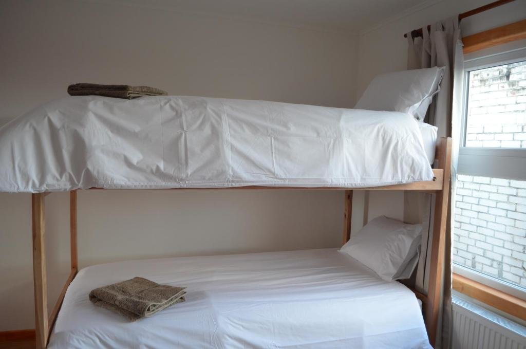 Кровать в общем номере Hostal Camino de Santiago