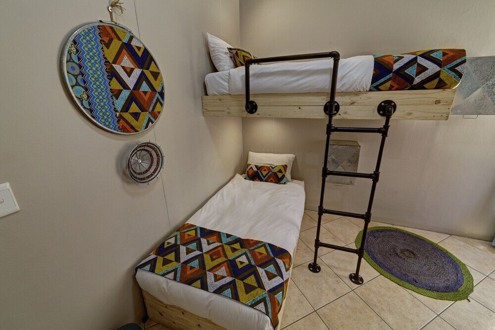 Кровать в общем номере Naankuse Travellers Inn