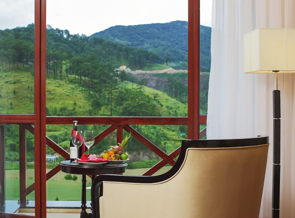 Двухместный номер Deluxe с балконом и с видом на поле для гольфа Swiss-Belresort Tuyen Lam