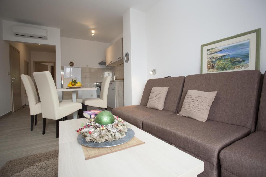 Studio Apartments Bota