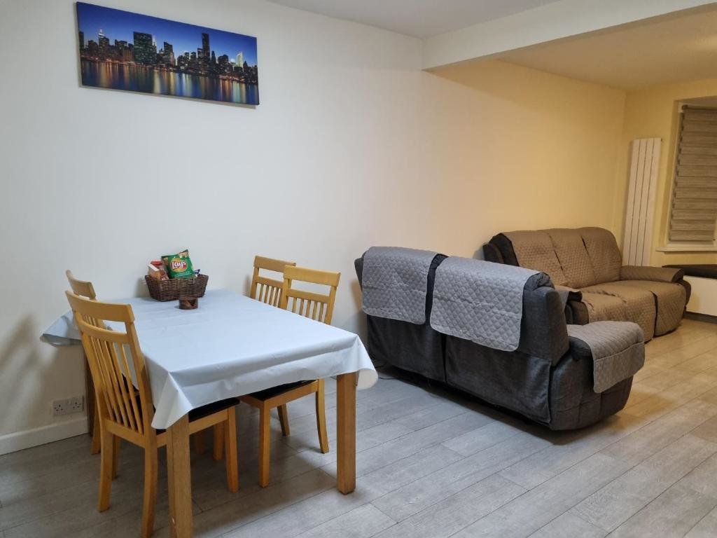 Hütte 5 Zimmer Cheerful 5 Bed property with free parking, London