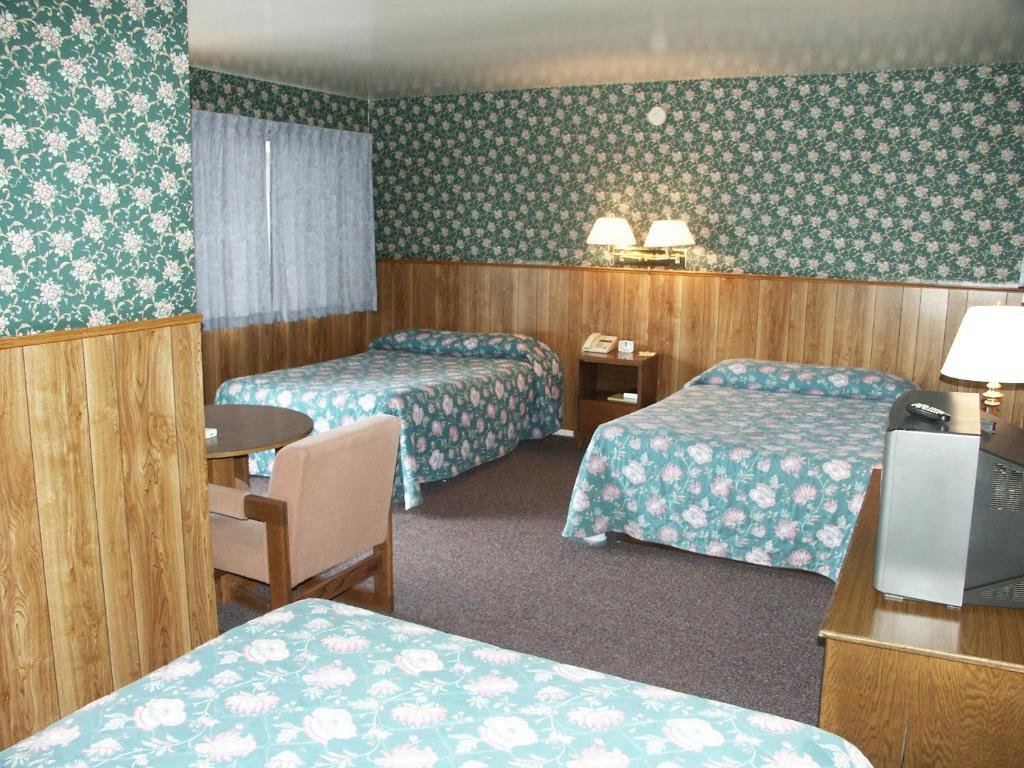 Standard Triple room Bridgeport Inn