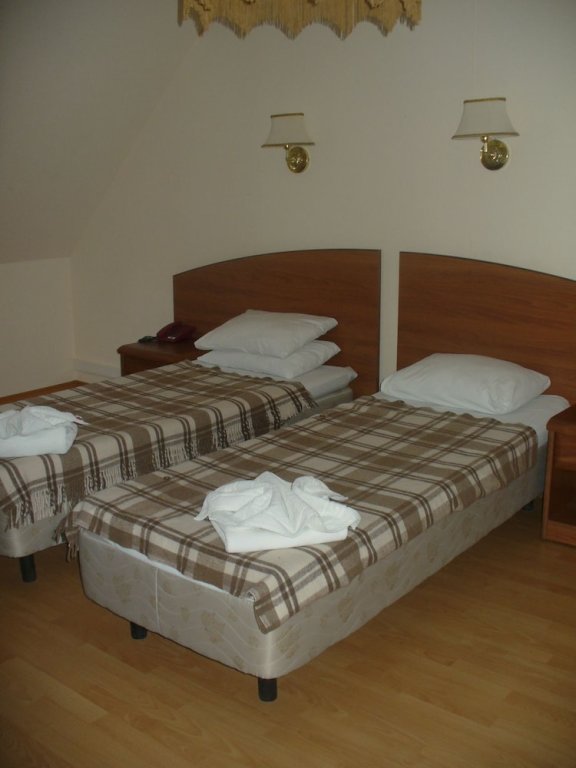 Кровать в общем номере с балконом Гостиница Виктория Палас
