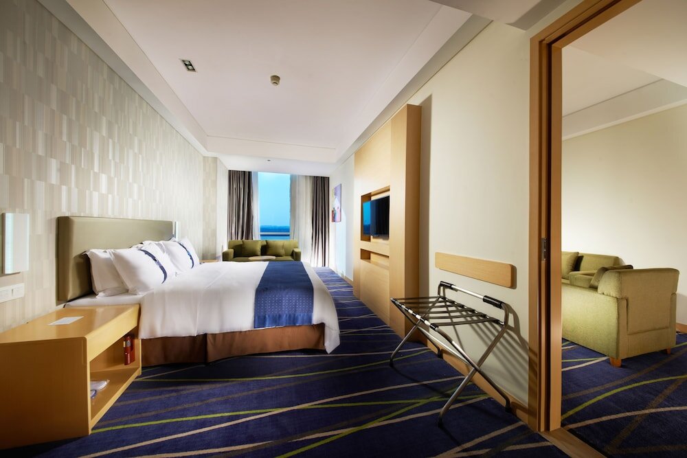Люкс c 1 комнатой Holiday Inn Express Zhengzhou Airport, an IHG Hotel