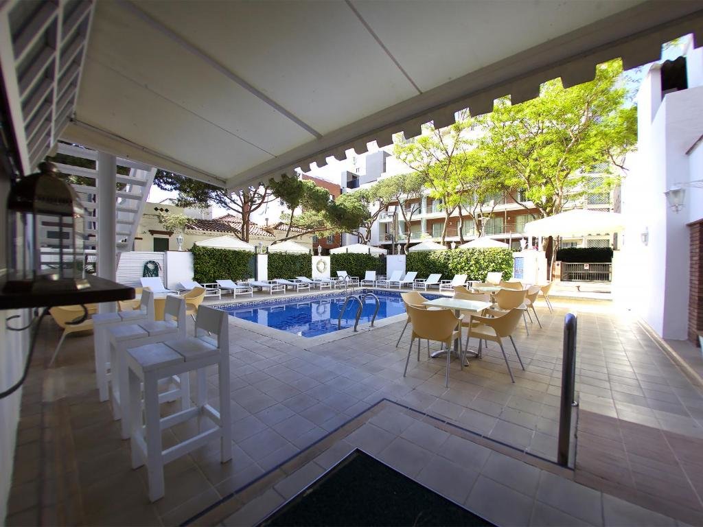 Апартаменты с 3 комнатами Hotel Els Pins