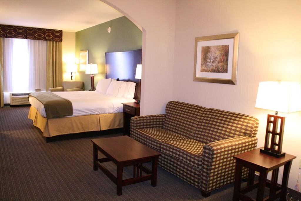 Люкс Holiday Inn Express Pratt, an IHG Hotel