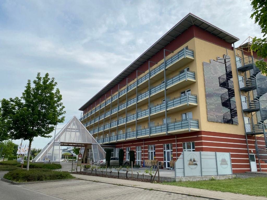 Отель Kurhotel Pyramide Bad Windsheim (11 отзыв) в Бад-Виндсхайм,  Steigerwald. Забронировать Kurhotel Pyramide Bad Windsheim. Оплата картами  МИР.