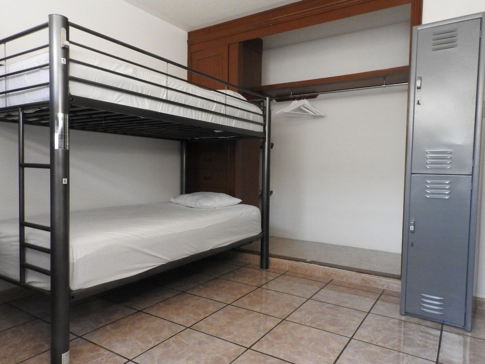 Кровать в общем номере Hostal San Jemo