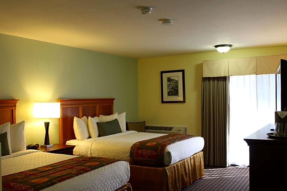 Четырёхместный номер Standard с видом на бассейн Best Western Plus Sonora Oaks Hotel and Conference Center