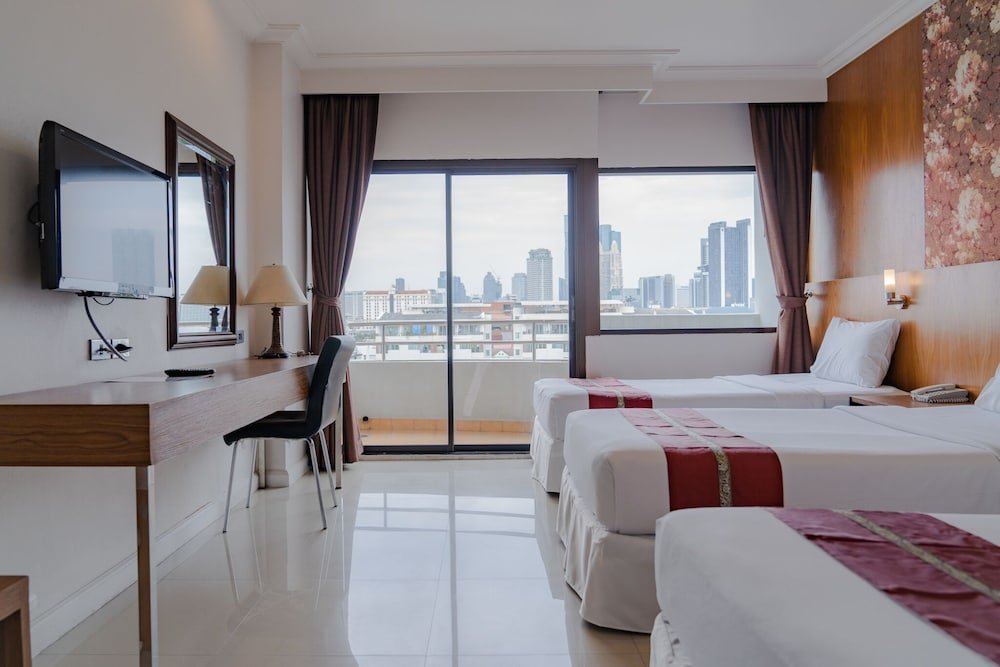 Трёхместный номер Deluxe c 1 комнатой с балконом и с видом на город Forum Park Hotel