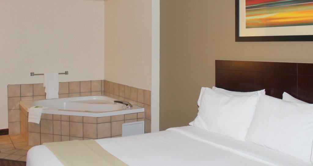 Deluxe suite Holiday Inn Express Hotel & Suites Plainview, an IHG Hotel