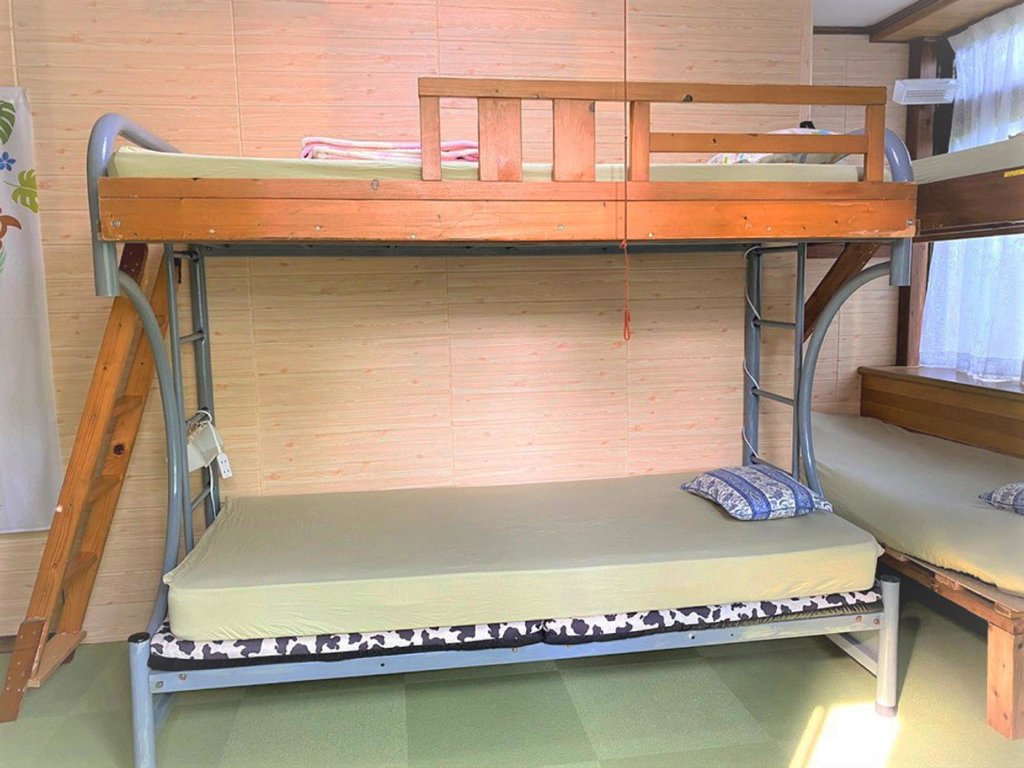 Кровать в общем номере Shiraho Friends House