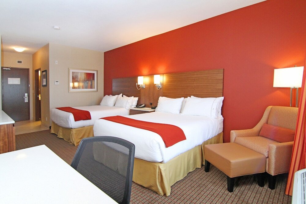 Четырёхместный номер Standard Holiday Inn Express and Suites Calgary University, an IHG Hotel