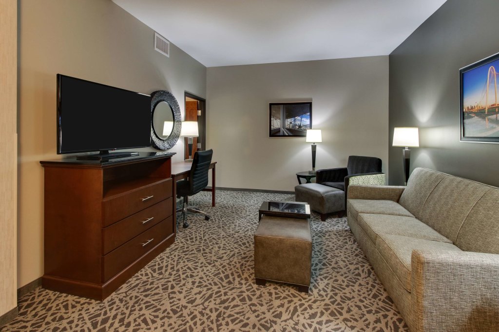 Четырёхместный люкс с 2 комнатами Drury Plaza Hotel Dallas Richardson